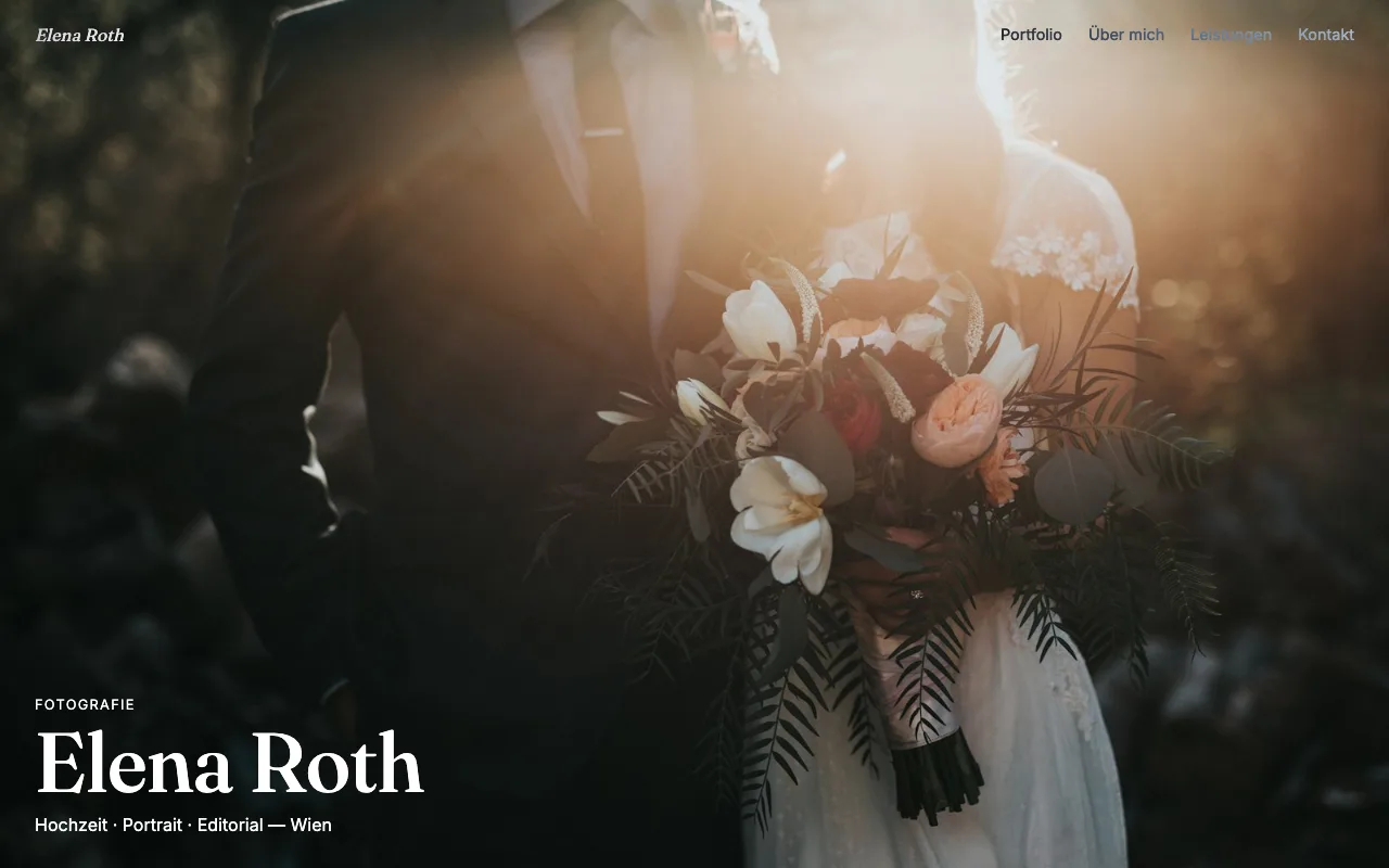 Konzeptseite Elena Roth: helles Portfolio in Cremetönen mit Bildraster und Bildunterschriften im Katalogstil